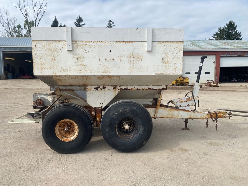 Chemical/Fertilizer Application  Mobility Fertilizer Spreader - 6 Ton Photo